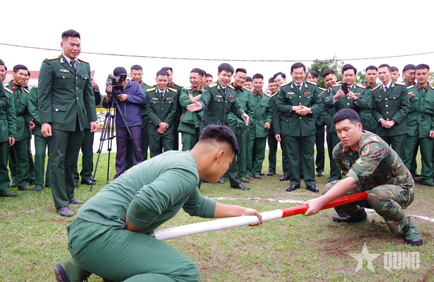 Bộ đội Công binh “Vui xuân mới không quên nhiệm vụ”