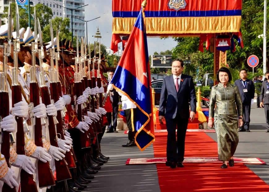 Chủ tịch Quốc hội Trần Thanh Mẫn và Chủ tịch Quốc hội Khuon Sudary duyệt Đội danh dự Quân đội Hoàng gia Campuchia. Ảnh: LÊ TUYẾT