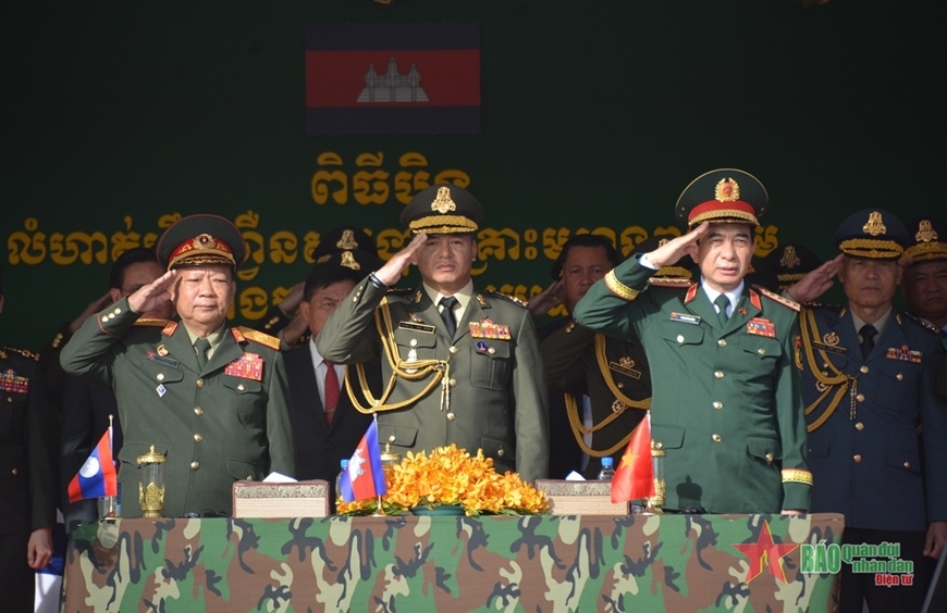 Đại tướng Phan Văn Giang cùng Đại tướng Chansamone Chanyalath, Ủy viên Bộ Chính trị Đảng Nhân dân Cách mạng Lào, Phó thủ tướng, Bộ trưởng Bộ Quốc phòng Lào và Đại tướng Tea Seiha chứng kiến diễn tập cứu hộ-cứu nạn chung giữa quân đội 3 nước.