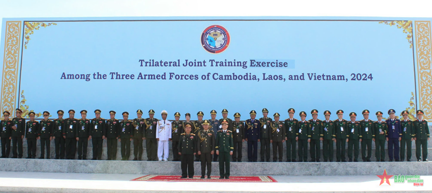 Đại tướng Phan Văn Giang cùng Đại tướng Chansamone Chanyalath, Ủy viên Bộ Chính trị Đảng Nhân dân Cách mạng Lào, Phó thủ tướng, Bộ trưởng Bộ Quốc phòng Lào và Đại tướng Tea Seiha cùng các đại biểu tại diễn tập cứu hộ-cứu nạn chung giữa quân đội 3 nước.