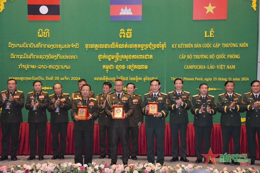 Đại tướng Phan Văn Giang cùng Đại tướng Chansamone Chanyalath, Ủy viên Bộ Chính trị Đảng Nhân dân Cách mạng Lào, Phó thủ tướng, Bộ trưởng Bộ Quốc phòng Lào và Đại tướng Tea Seiha tại lễ ký kết biên bản cuộc gặp thường niên Bộ trưởng Bộ Quốc phòng Việt Nam-Lào-Campuchia.