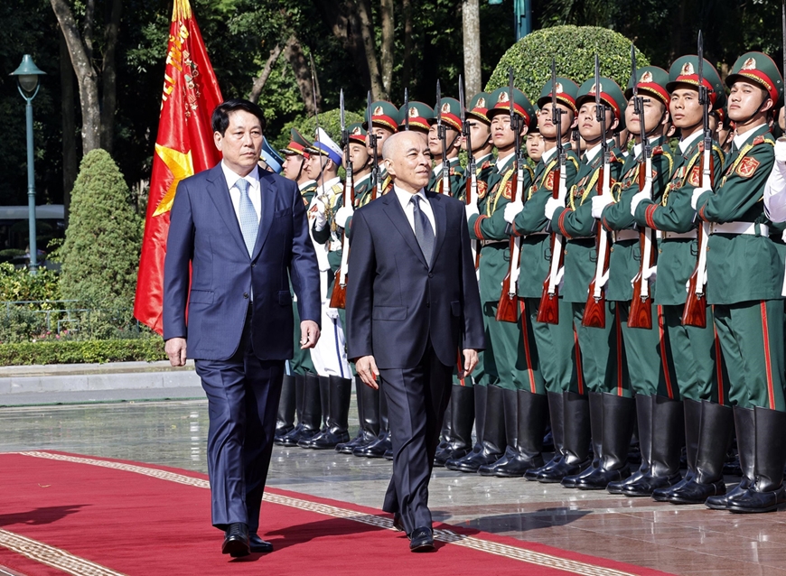 Chủ tịch nước Lương Cường và Quốc vương Campuchia Norodom Sihamoni duyệt Đội danh dự Quân đội nhân dân Việt Nam. Ảnh: TTXVN