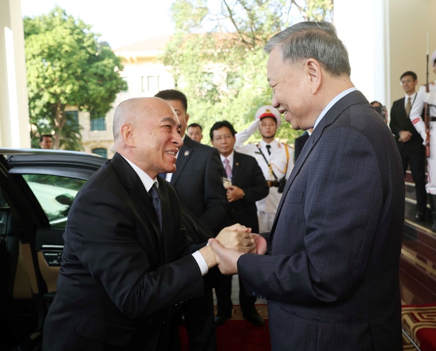 Tổng Bí thư Tô Lâm đón Quốc vương Campuchia Norodom Sihamoni. Ảnh: TTXVN
