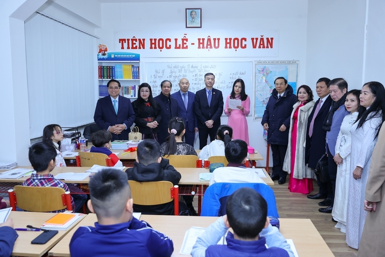 Thủ tướng Phạm Minh Chính thăm các trung tâm thương mại của người Việt Nam tại Séc