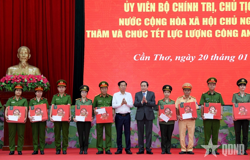 Chủ tịch Quốc hội Trần Thanh Mẫn thăm, tặng quà Tết đồng bào, chiến sĩ tại Cần Thơ