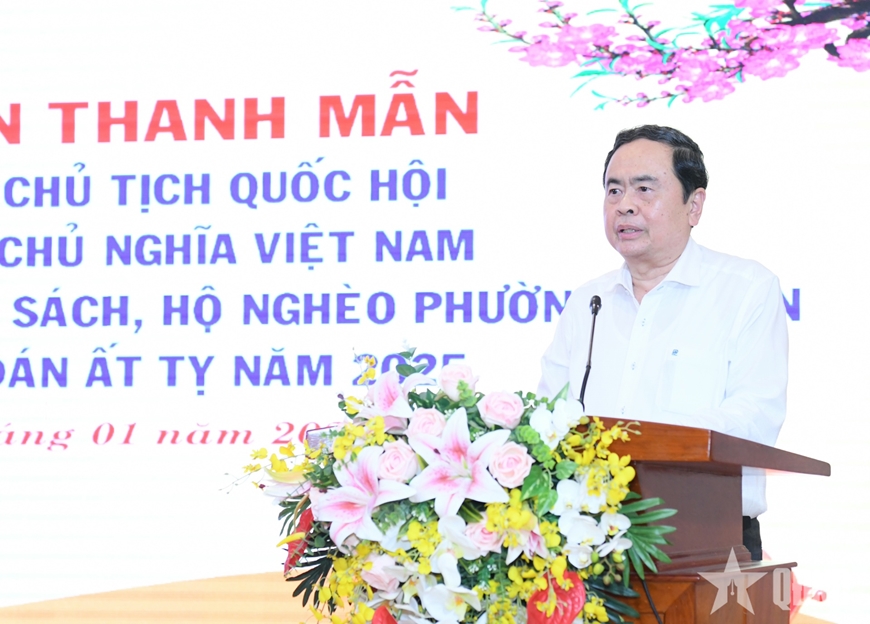 Chủ tịch Quốc hội Trần Thanh Mẫn thăm, tặng quà Tết đồng bào, chiến sĩ tại Cần Thơ