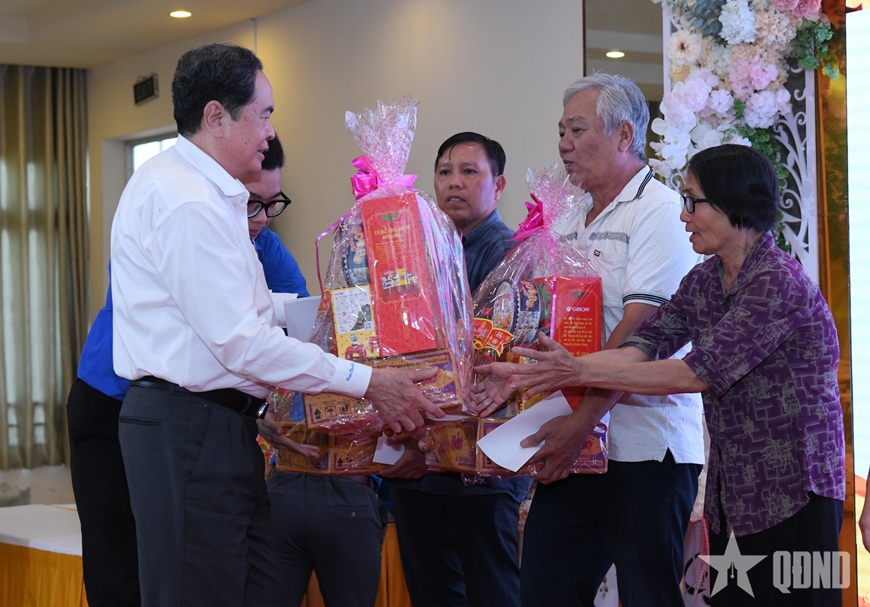 Chủ tịch Quốc hội Trần Thanh Mẫn thăm, tặng quà Tết đồng bào, chiến sĩ tại Cần Thơ