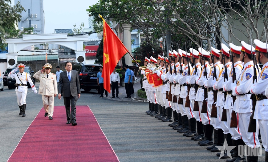 Chủ tịch Quốc hội Trần Thanh Mẫn thăm, tặng quà Tết đồng bào, chiến sĩ tại Cần Thơ
