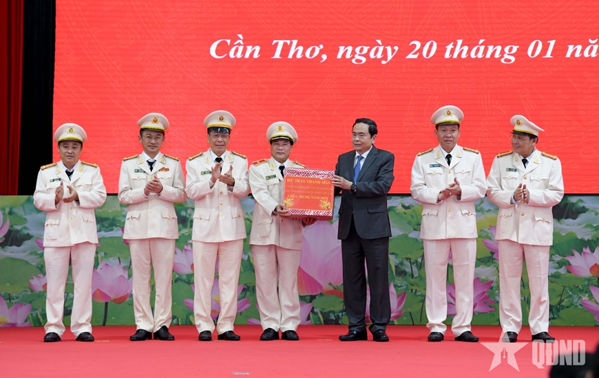 Chủ tịch Quốc hội Trần Thanh Mẫn thăm, tặng quà Tết đồng bào, chiến sĩ tại Cần Thơ