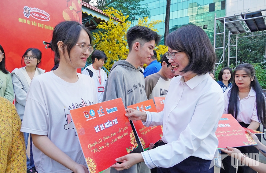 “Chuyến xe mùa xuân” đưa 2.000 sinh viên, người lao động khó khăn về quê đón Tết