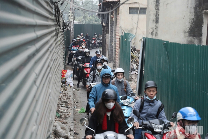 Nút giao Khuất Duy Tiến - Nguyễn Trãi thông thoáng nhưng đường Nguyễn Xiển ùn tắc kéo dài