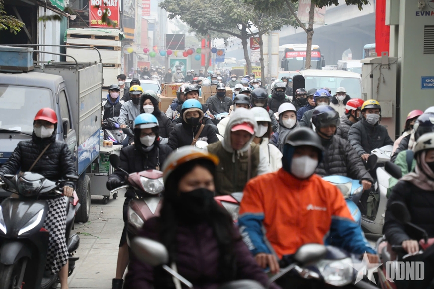 Nút giao Khuất Duy Tiến - Nguyễn Trãi thông thoáng nhưng đường Nguyễn Xiển ùn tắc kéo dài