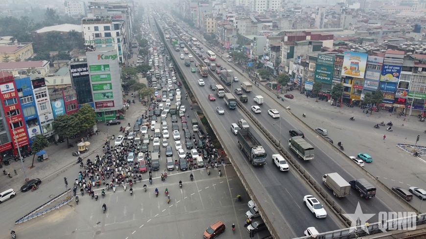 Nút giao Khuất Duy Tiến - Nguyễn Trãi thông thoáng nhưng đường Nguyễn Xiển ùn tắc kéo dài