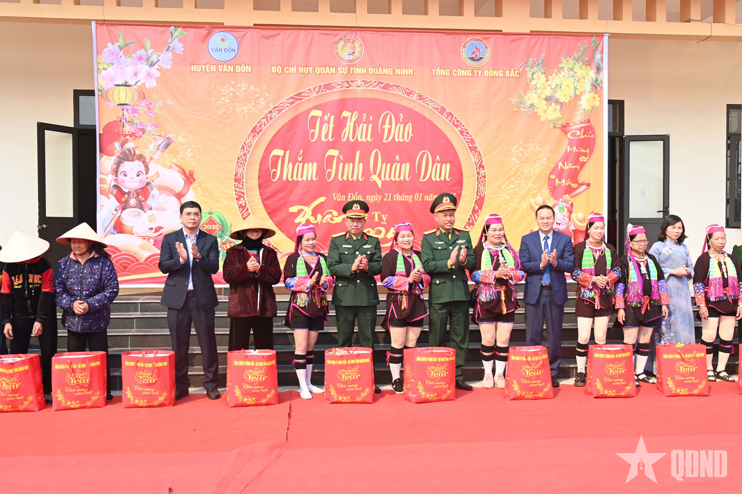 Chương trình “Tết hải đảo - Thắm tình quân dân” tại huyện Vân Đồn