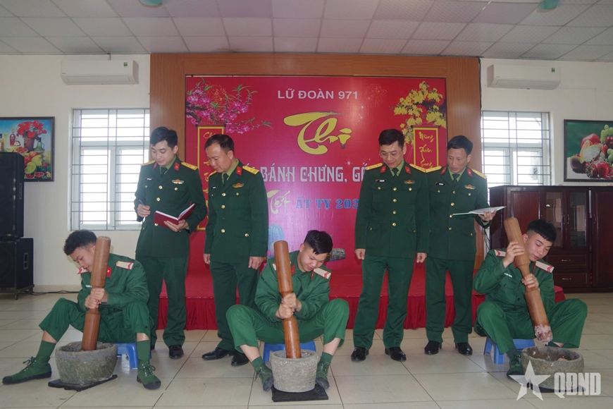 Lữ đoàn 971 thi gói bánh chưng, gói giò mừng Tết Ất Tỵ 2025