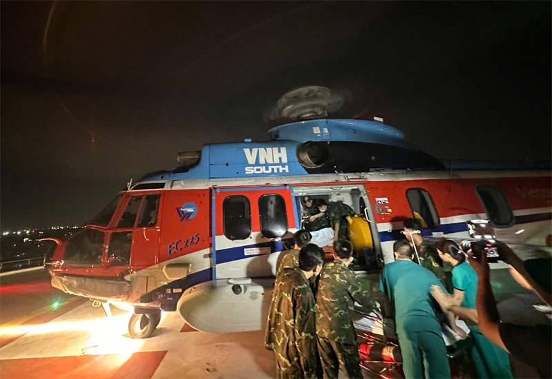 Bay cấp cứu kịp thời đưa bệnh nhân từ đảo Trường Sa Lớn về đất liền điều trị