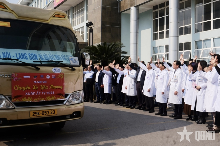 Bệnh viện K: Bệnh nhân ung thư xúc động rời Bệnh viện K trên chuyến xe miễn phí
