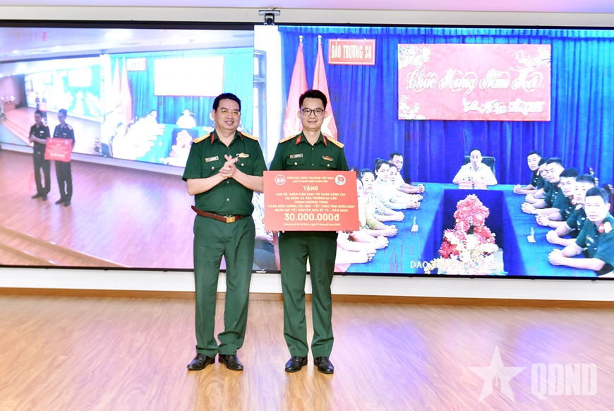 Bệnh viện Quân y 175 chúc Tết cán bộ, nhân viên y tế ở Bệnh xá đảo Trường Sa