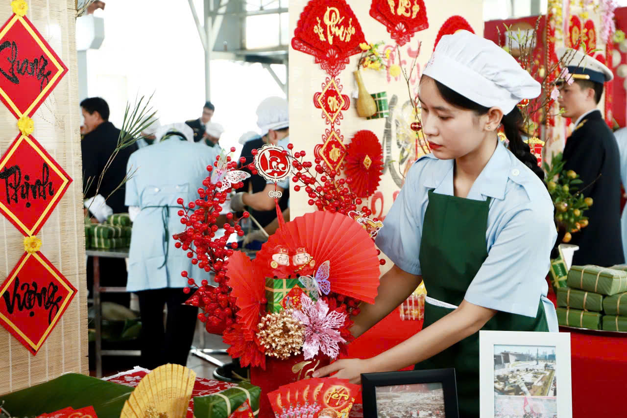 Vùng 3 Hải quân sôi nổi thi gói bánh chưng xanh