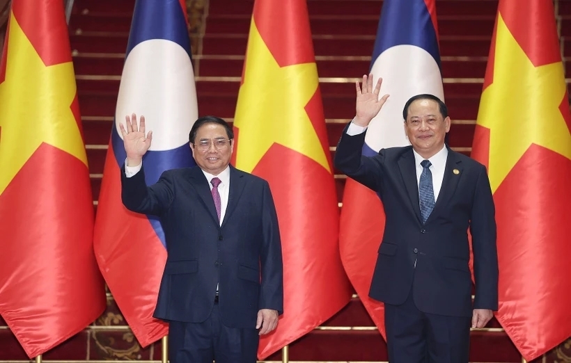 Thủ tướng Phạm Minh Chính và Thủ tướng Lào Sonexay Siphandone. Ảnh: TTXVN  