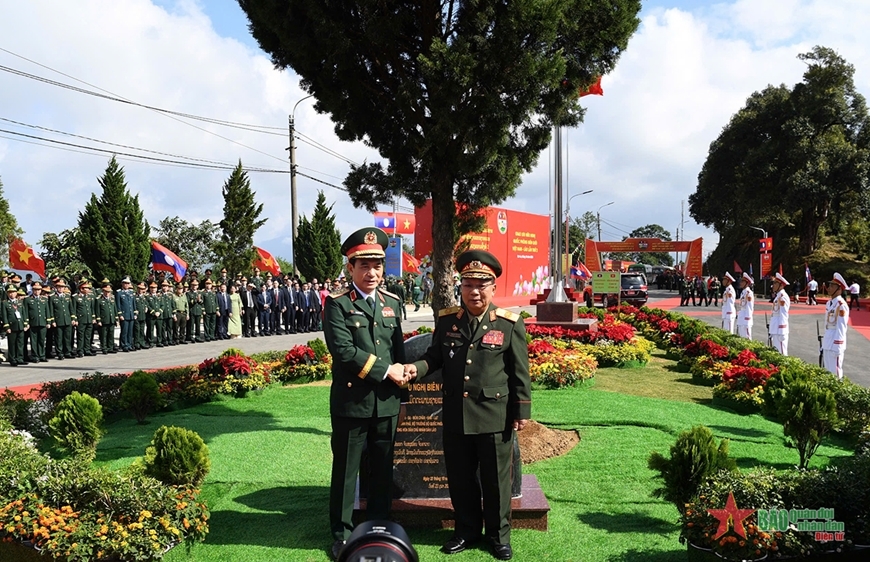 Đại tướng Phan Văn Giang và Đại tướng Chansamone Chanyalath trồng cây hữu nghị tại cửa khẩu Lóng Sập. Ảnh: PHÚ SƠN   
