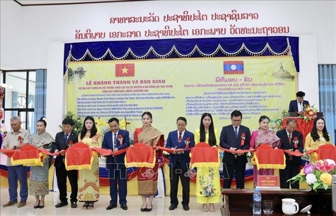 Lễ cắt băng khánh thành và bàn giao dự án xây dựng hệ thống thủy lợi. Ảnh: TTXVN 