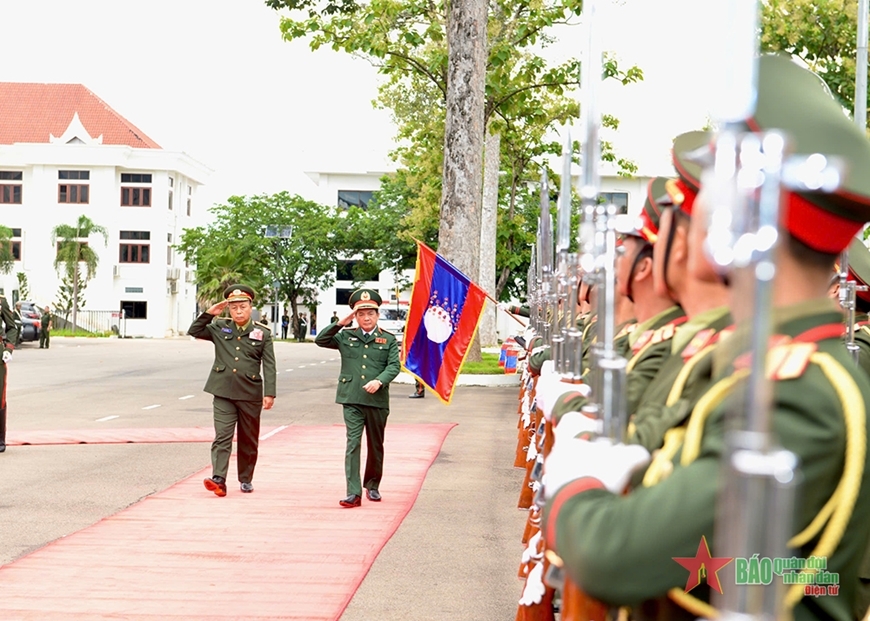 Thượng tướng Trịnh Văn Quyết và Thượng tướng Thongloi Silivong duyệt Đội danh dự QĐND Lào. 