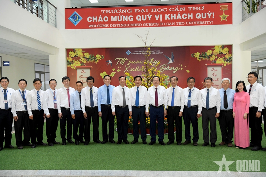 Chủ tịch Quốc hội Trần Thanh Mẫn thăm, chúc Tết các cơ sở giáo dục tại Cần Thơ