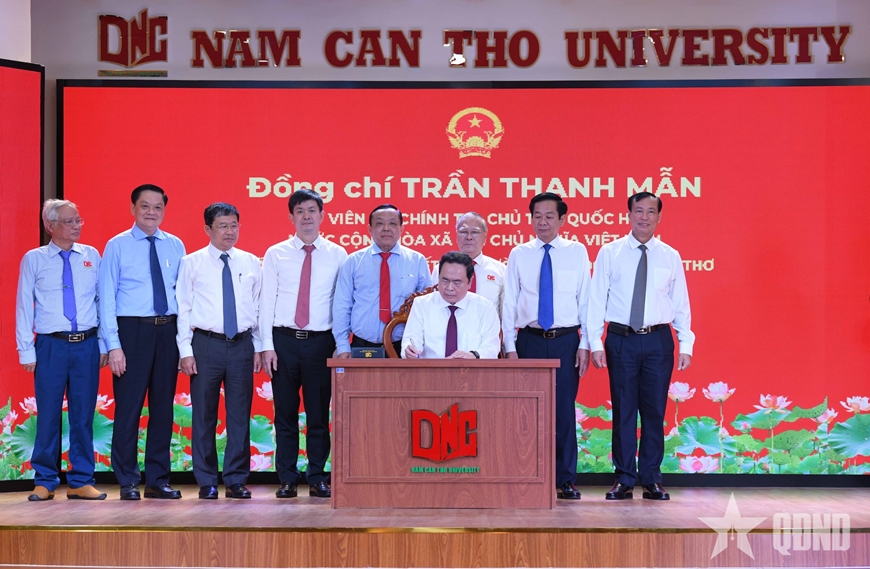Chủ tịch Quốc hội Trần Thanh Mẫn thăm, chúc Tết các cơ sở giáo dục tại Cần Thơ
