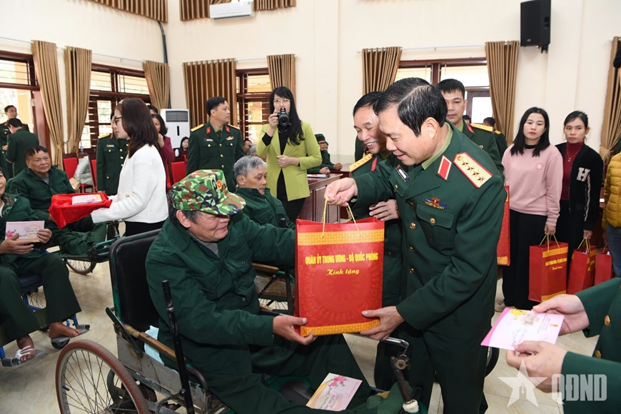 Đại tướng Nguyễn Tân Cương thăm, tặng quà tại Hà Nam