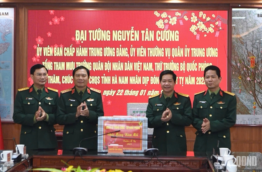 Đại tướng Nguyễn Tân Cương thăm, tặng quà tại Hà Nam