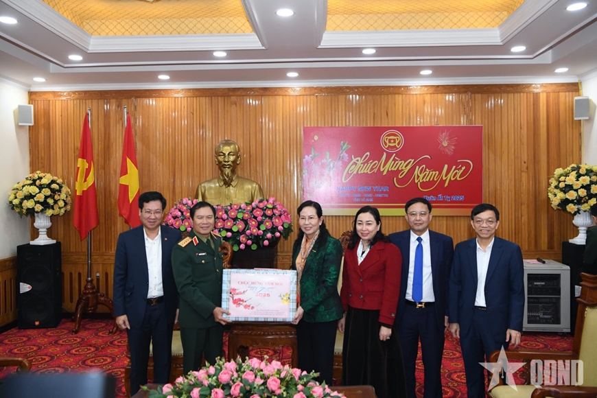 Đại tướng Nguyễn Tân Cương thăm, tặng quà tại Hà Nam