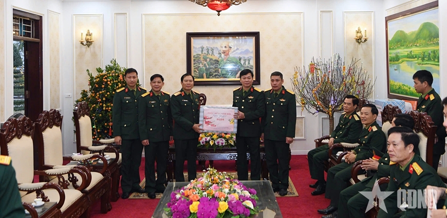 Đại tướng Nguyễn Tân Cương thăm, tặng quà tại Hà Nam