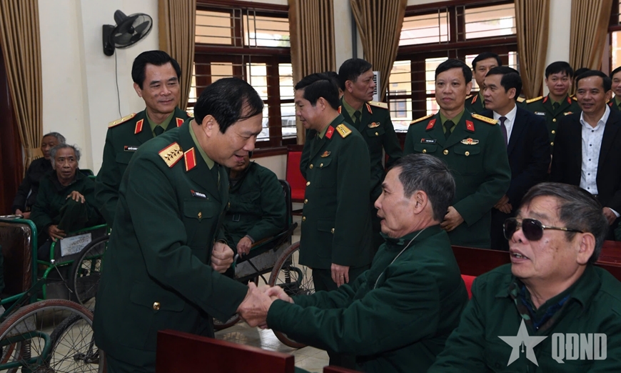 Đại tướng Nguyễn Tân Cương thăm, tặng quà tại Hà Nam