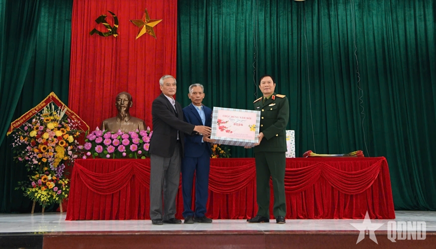 Đại tướng Nguyễn Tân Cương thăm, tặng quà tại Hà Nam