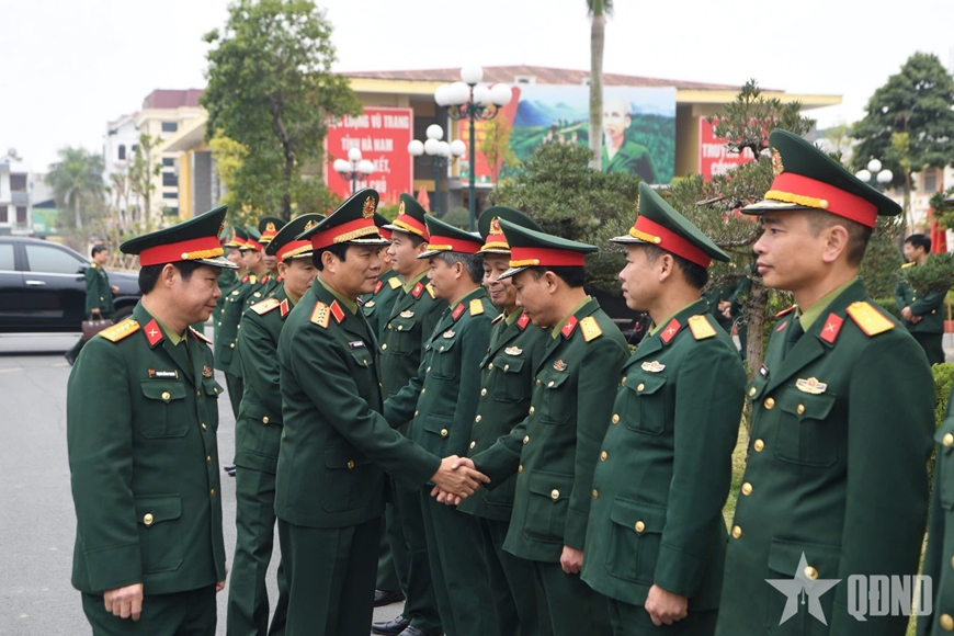Đại tướng Nguyễn Tân Cương thăm, tặng quà tại Hà Nam