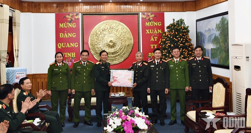 Đại tướng Nguyễn Tân Cương thăm, tặng quà tại Hà Nam
