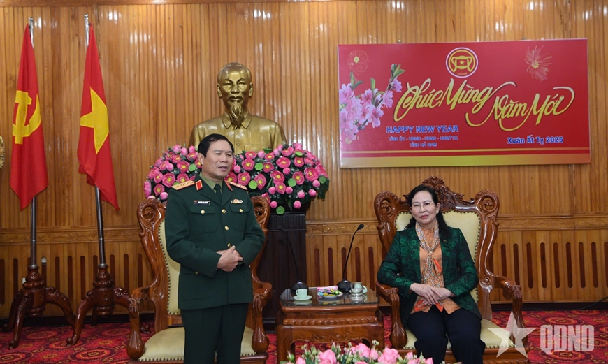 Đại tướng Nguyễn Tân Cương thăm, tặng quà tại Hà Nam