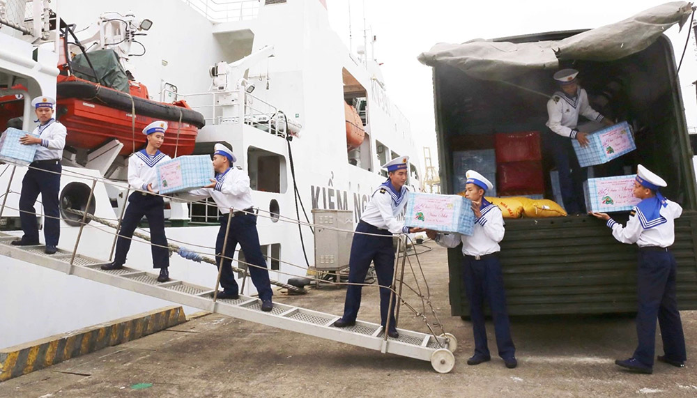 Tết sớm trên đảo tiền tiêu