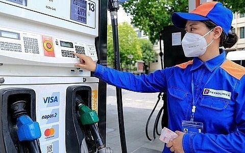 Từ chiều nay (23-1), giá xăng giảm, giá dầu tăng