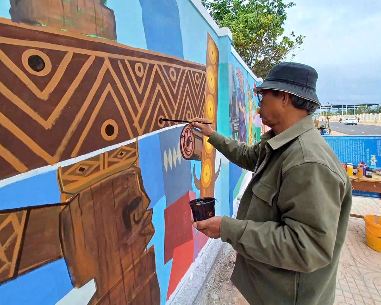 Bích họa bên dòng sông Mẹ Krông Ana