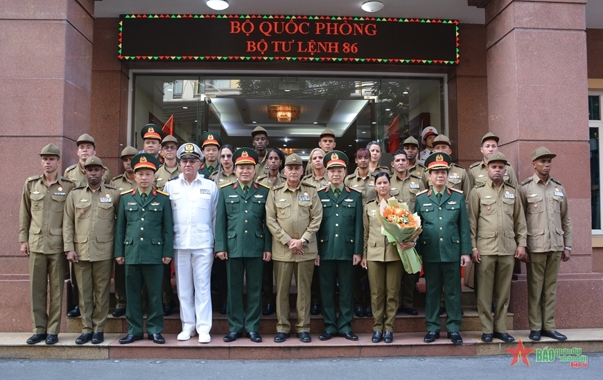 Đoàn sĩ quan trẻ Bộ các Lực lượng vũ trang Cách mạng Cuba thăm, giao lưu tại Bộ tư lệnh 86, ngày 28-11-2023. Ảnh: NGỌC THƯ 