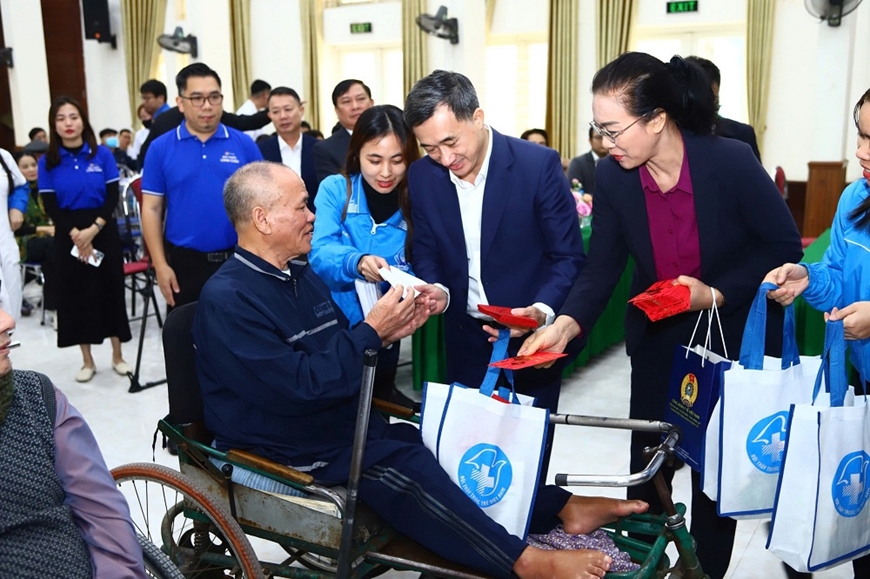 Lãnh đạo Bộ Y tế thăm, tặng quà Tết Trung tâm Điều dưỡng Thương binh Thuận Thành