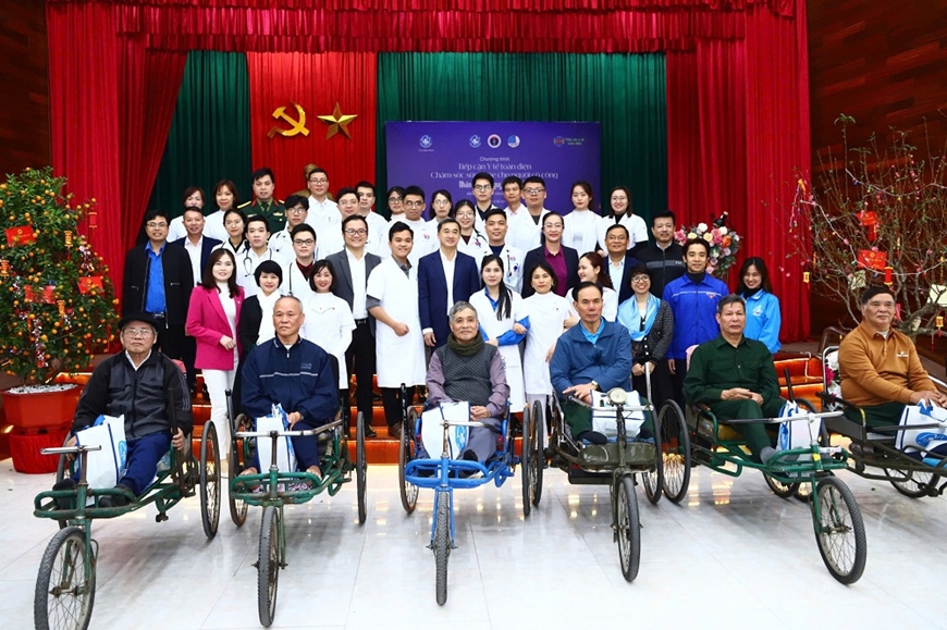 Lãnh đạo Bộ Y tế thăm, tặng quà Tết Trung tâm Điều dưỡng Thương binh Thuận Thành