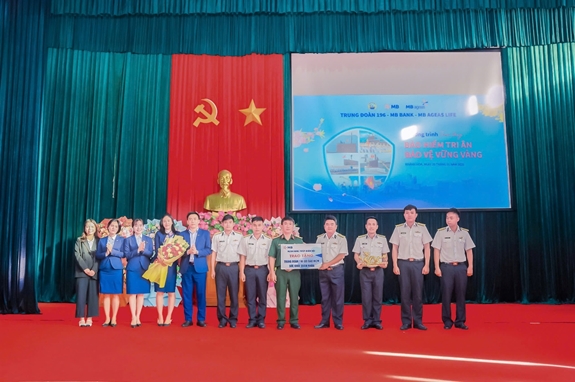 Buổi lễ trao tặng Bảo hiểm Ung thư cho các chiến sĩ Trung đoàn 196.