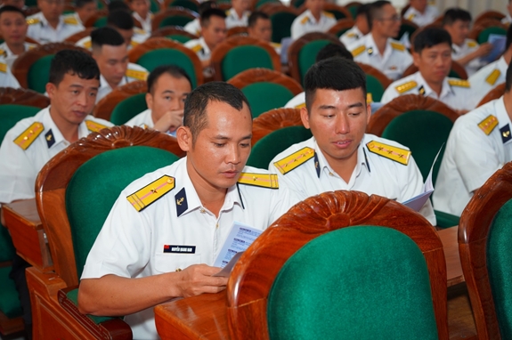 Cán bộ Chiến sĩ Quân chủng Hải quân nghiên cứu thông tin về sản phẩm bảo hiểm.