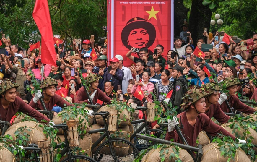 Diễu hành đường phố trong Lễ kỷ niệm 70 năm Chiến thắng Điện Biên Phủ. Ảnh: Chatham House