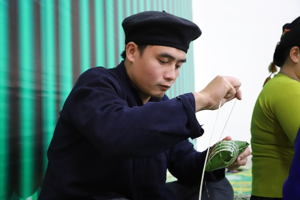 Gói trọn yêu thương, vun đắp tình đoàn kết ở Làng Nủ