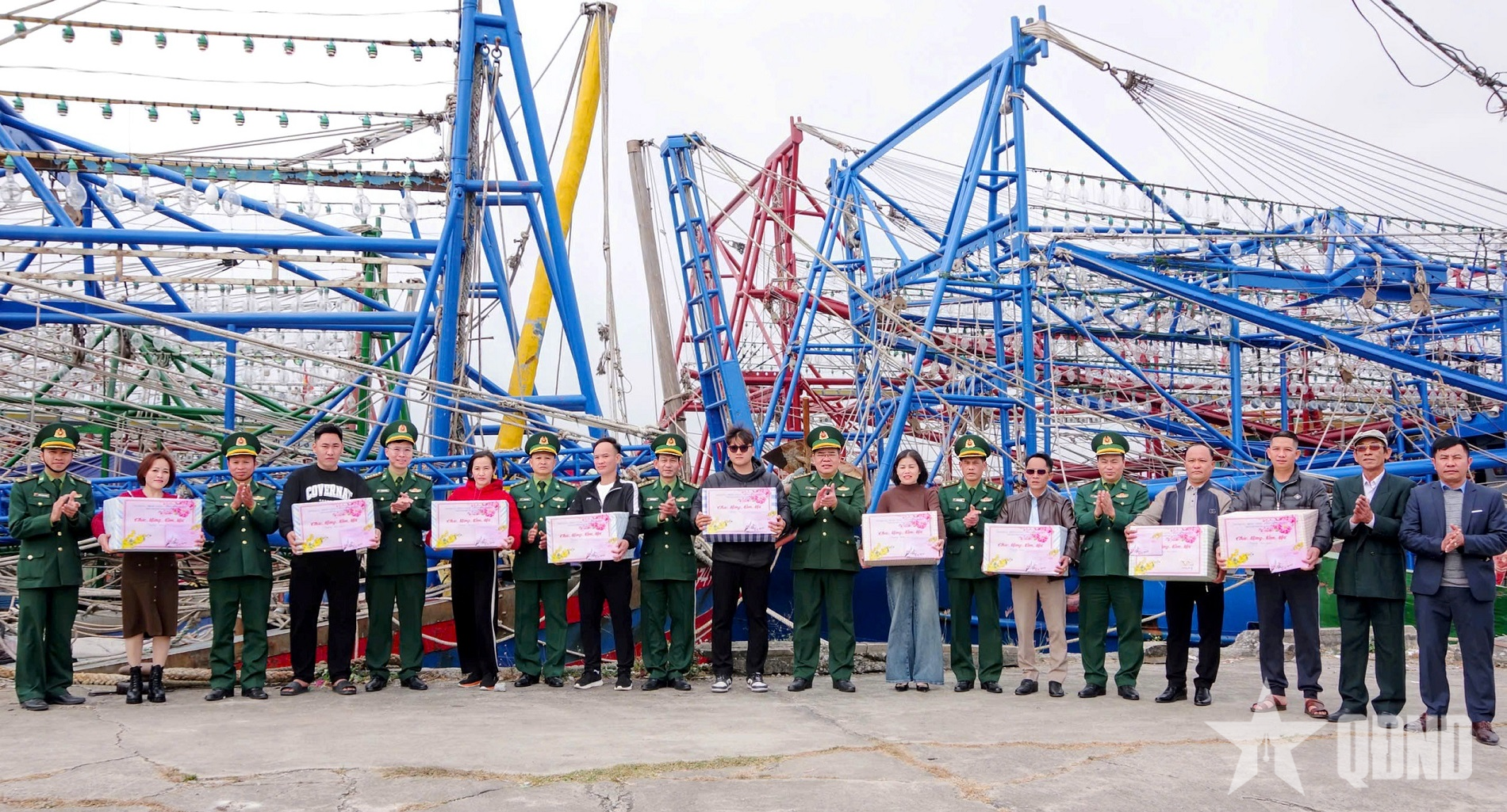 Bộ đội Biên phòng thành phố Hải Phòng trao quà tặng chủ phương tiện