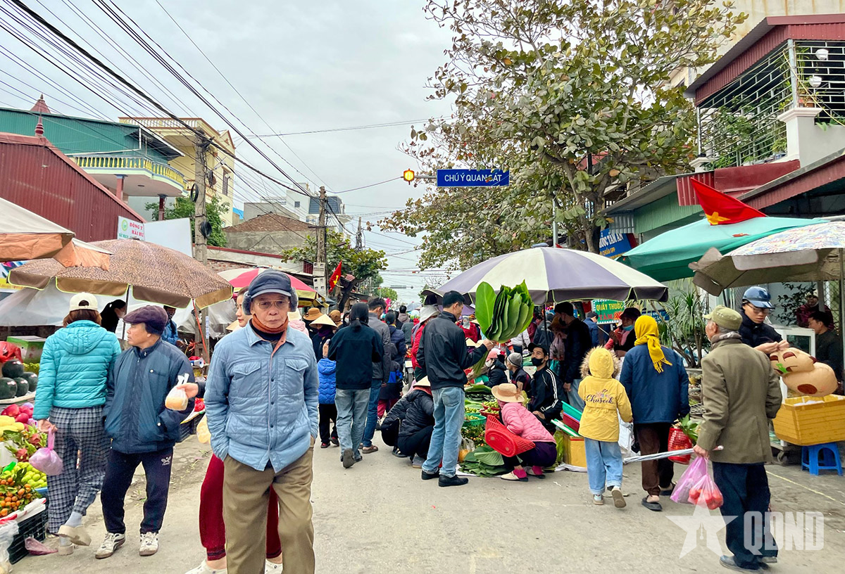 Rộn ràng phiên chợ Bùi ngày 27 Tết